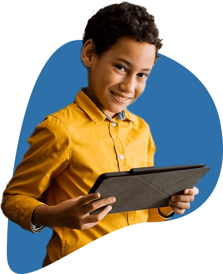 Menino sorrindo com um tablet na mão