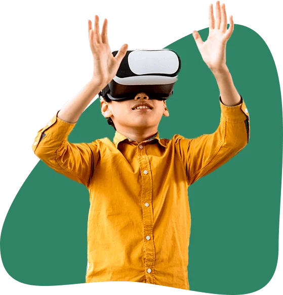 Menino com óculos de realidade virtual e as mãos para o alto